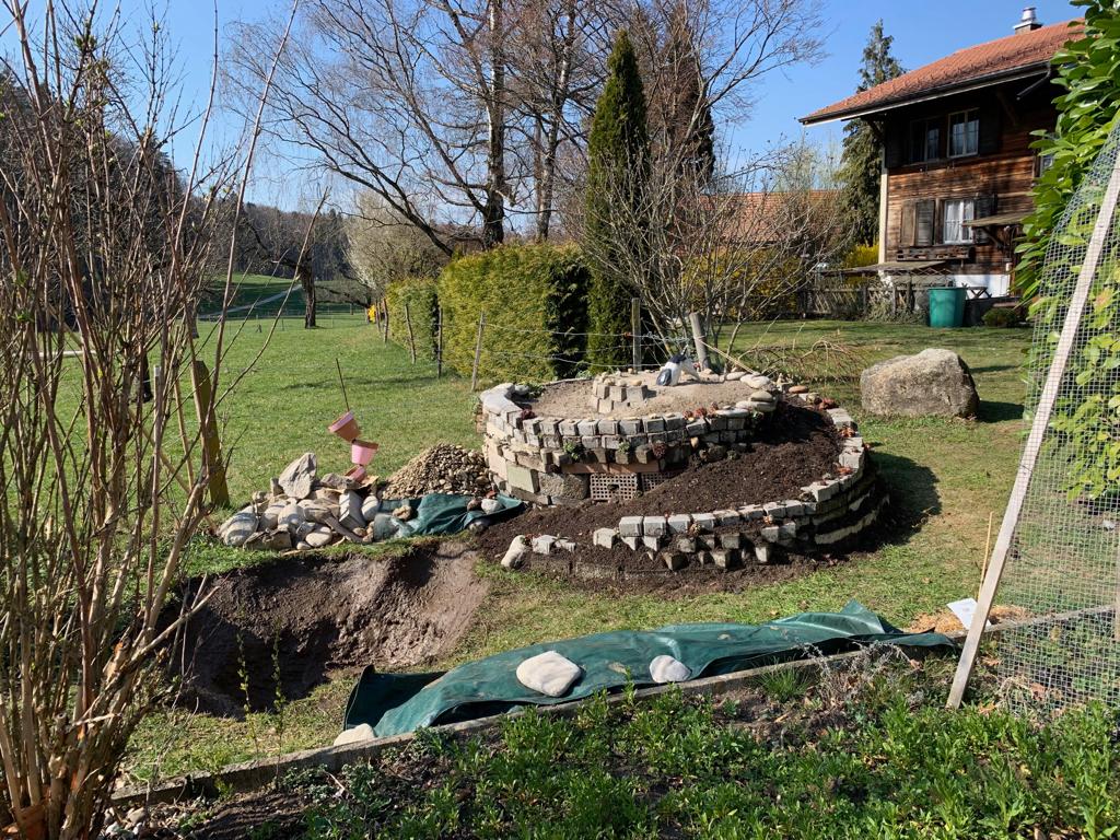 Dokumentationsbild aus dem Beitrag «Kräuterspirale Schwarzenbach», importiert ohne EXIF-Daten