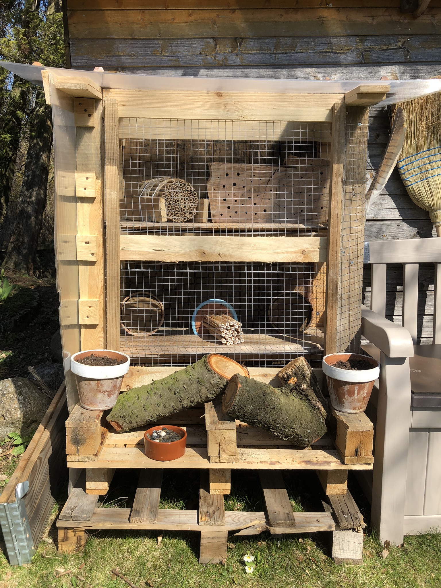 Selbstgebaute Insekten-Nisthilfe aus Holz und Naturmaterialien im Garten Schwarzenbach, März 2019