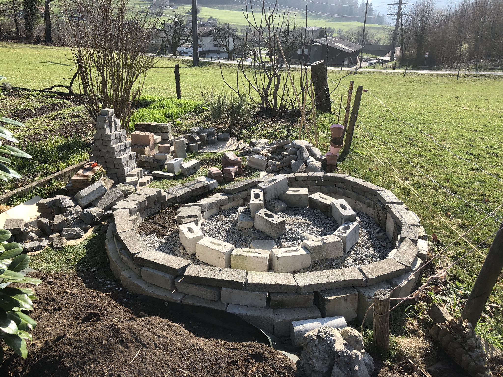 Aufnahme aus der Dokumentation «Kräuterspirale Schwarzenbach», März 2019, aufgenommen mit iPhone 8