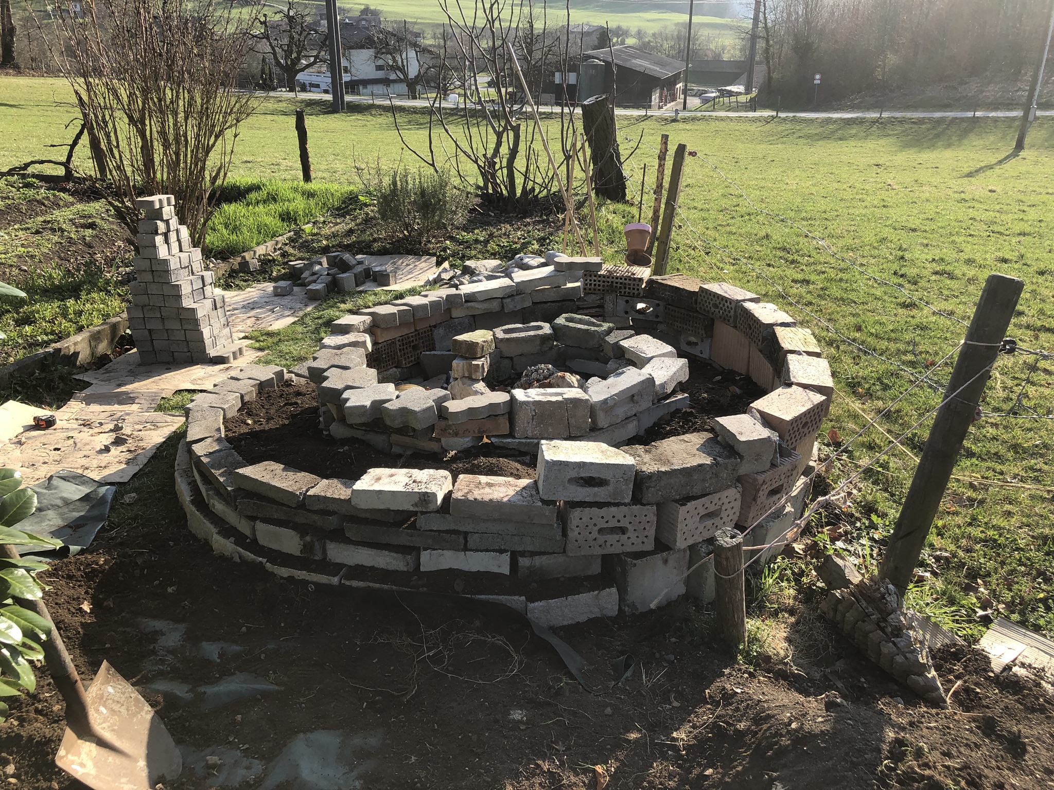 Aufnahme aus der Dokumentation «Kräuterspirale Schwarzenbach», März 2019, aufgenommen mit iPhone 8