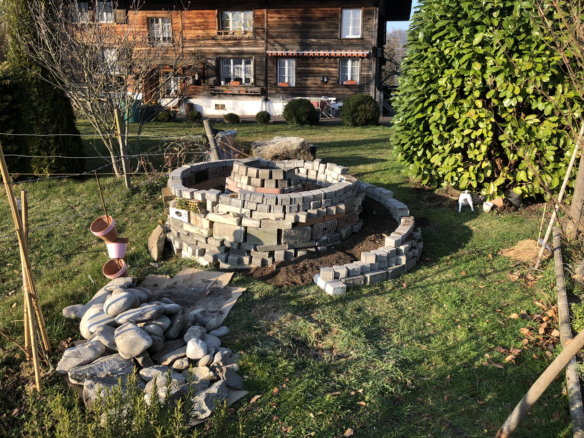 Abendsaufnahme aus der Dokumentation «Kräuterspirale Schwarzenbach», März 2019, aufgenommen mit iPhone 8