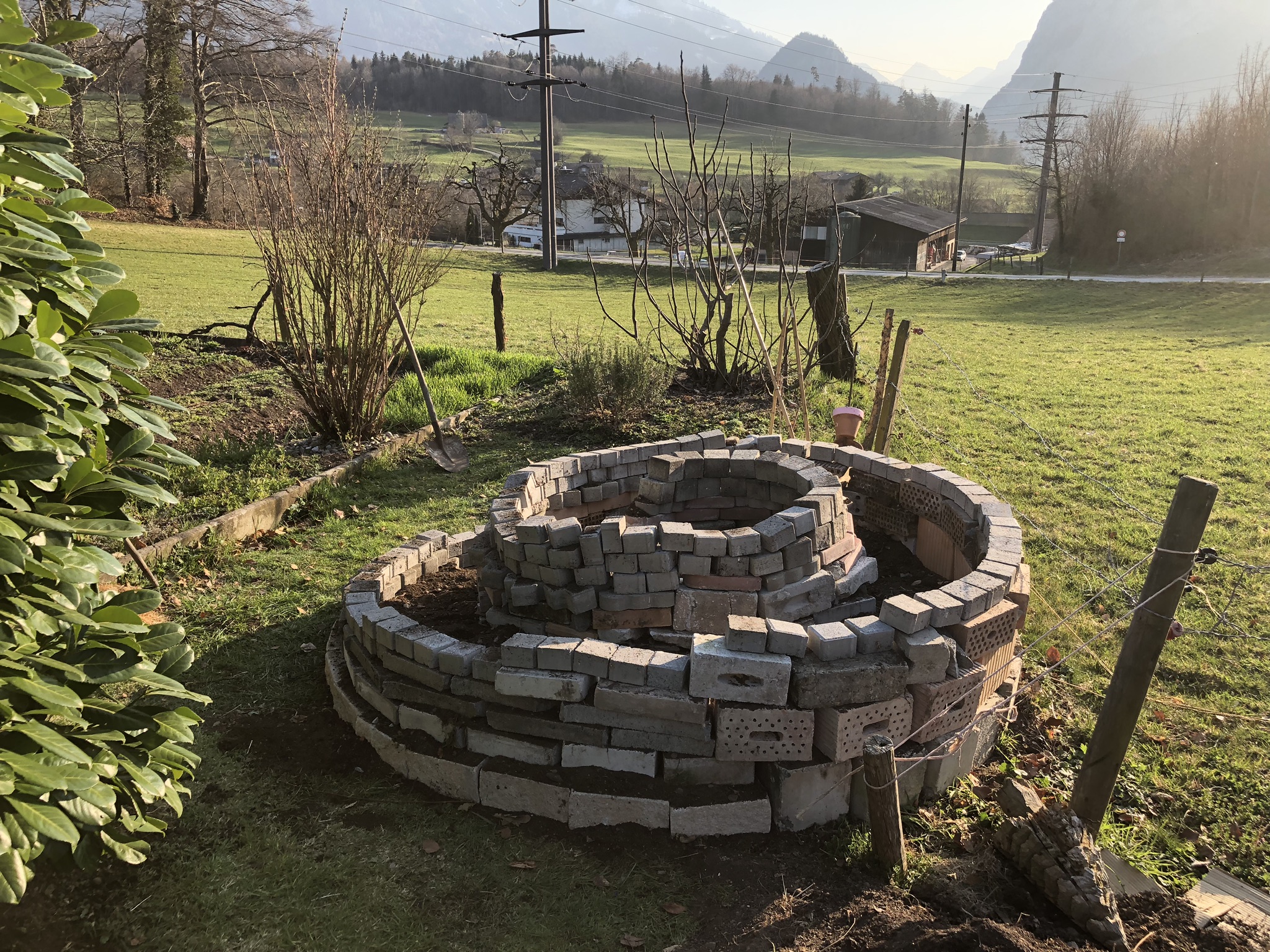 Abendsaufnahme aus der Dokumentation «Kräuterspirale Schwarzenbach», März 2019, aufgenommen mit iPhone 8