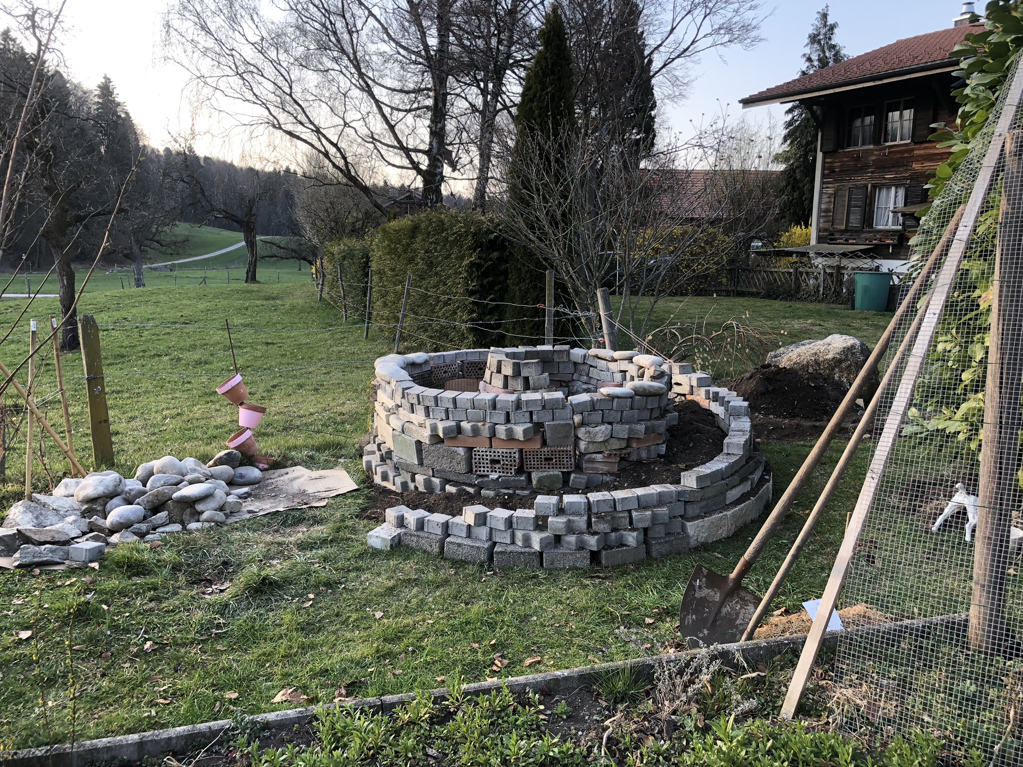 Kräuterspirale im Aufbau in Schwarzenbach, Steinschichtung und Substrat erkennbar, März 2019