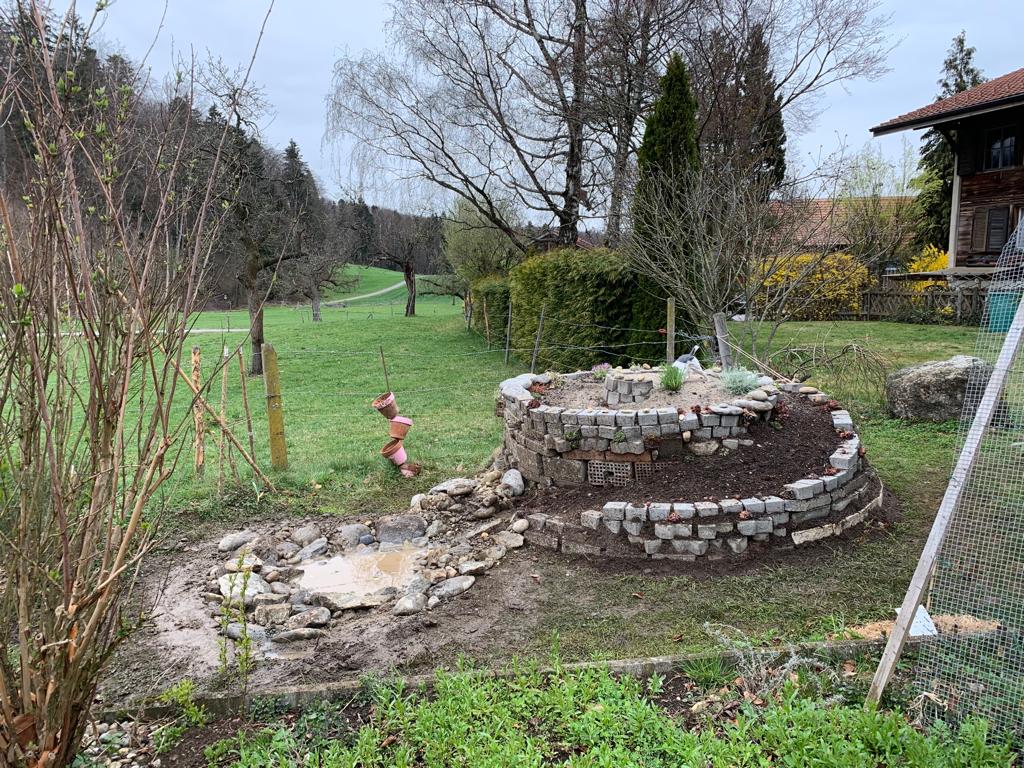 Kräuterspirale im Garten Schwarzenbach, ein spiralförmiges Permakultur-Beet für Küchenkräuter